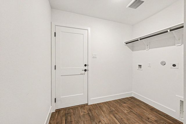 9 Keystone Court, Angleton, TX 77515