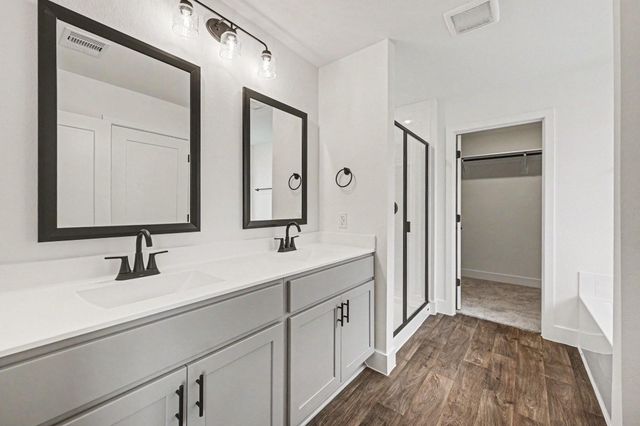 9 Keystone Court, Angleton, TX 77515