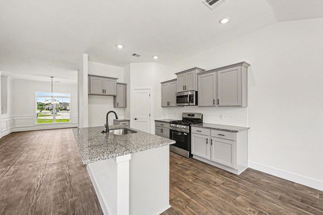 9 Keystone Court, Angleton, TX 77515
