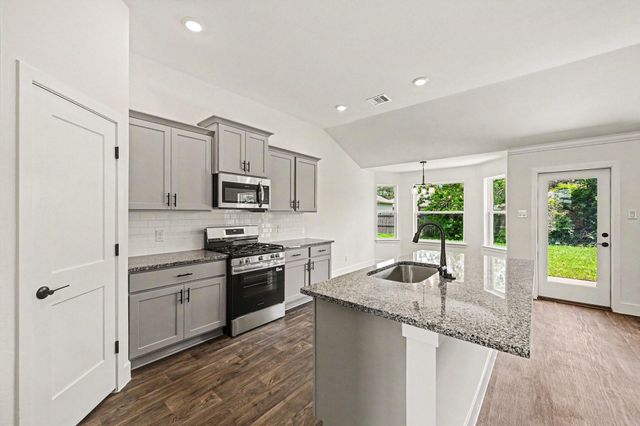 9 Keystone Court, Angleton, TX 77515
