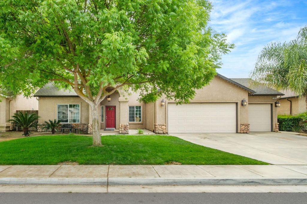 Image 1 of property listing at 600 W Lake Street, Kingsburg, CA 93631