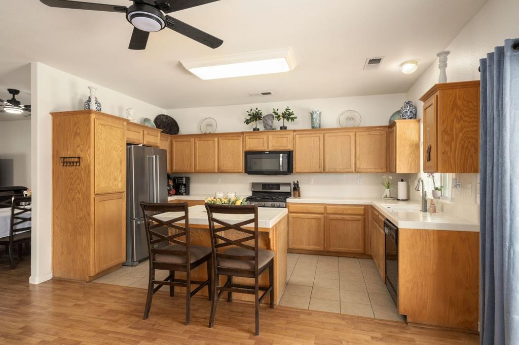 Image 11 of property listing at 600 W Lake Street, Kingsburg, CA 93631
