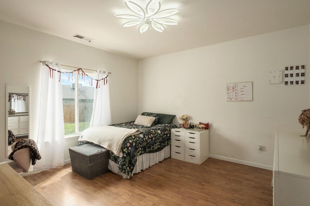 Image 17 of property listing at 600 W Lake Street, Kingsburg, CA 93631