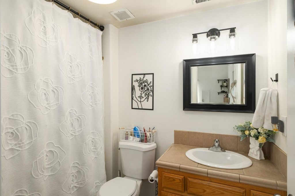 Image 18 of property listing at 600 W Lake Street, Kingsburg, CA 93631