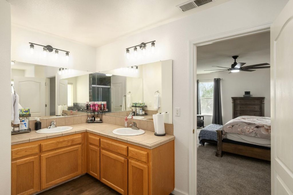 Image 22 of property listing at 600 W Lake Street, Kingsburg, CA 93631