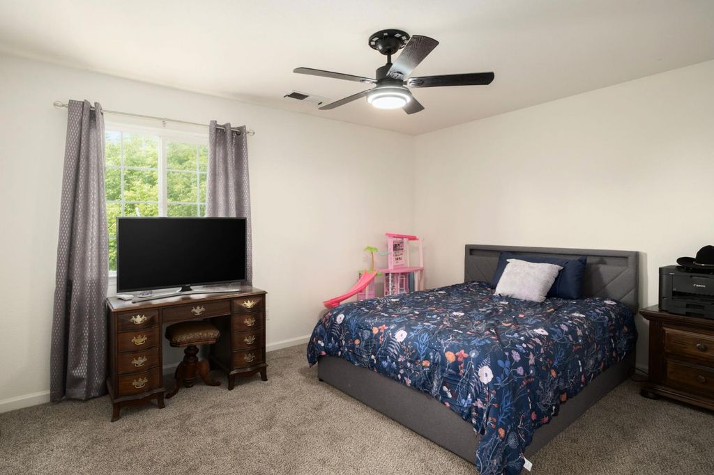 Image 26 of property listing at 600 W Lake Street, Kingsburg, CA 93631