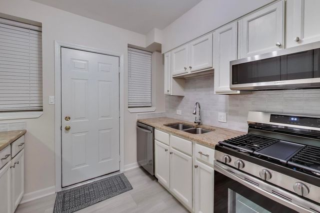 1 W OAK Avenue C1, La Grange Park, IL 60526