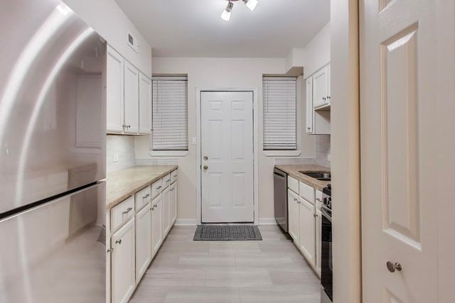 1 W OAK Avenue C1, La Grange Park, IL 60526