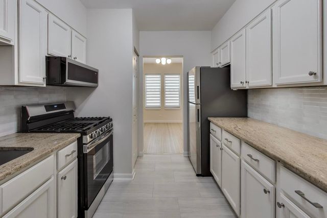 1 W OAK Avenue C1, La Grange Park, IL 60526