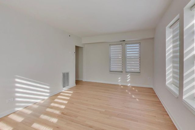 1 W OAK Avenue C1, La Grange Park, IL 60526