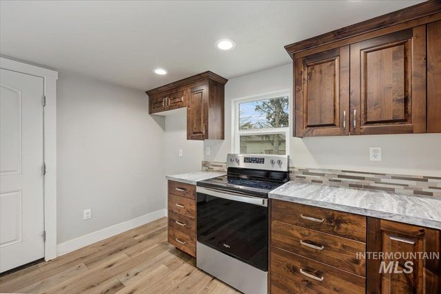 711 E Ave D, Jerome, ID 83338