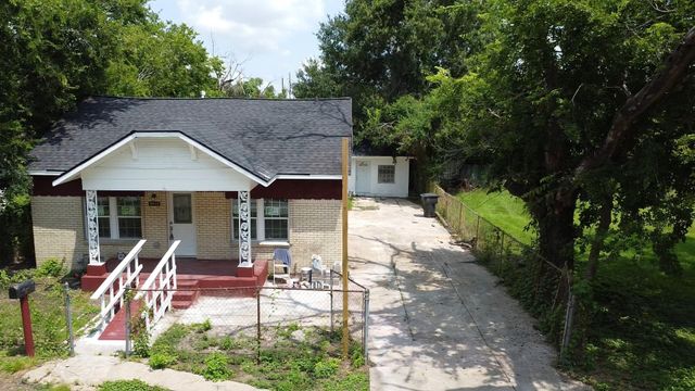 9611 E Avenue J, Houston, TX 77012
