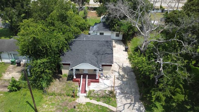 9611 E Avenue J, Houston, TX 77012