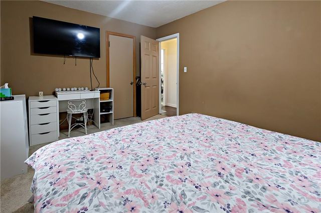 10409 E 26th Street S, Independence, MO 64052