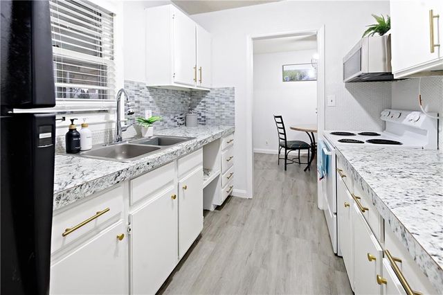 10409 E 26th Street S, Independence, MO 64052