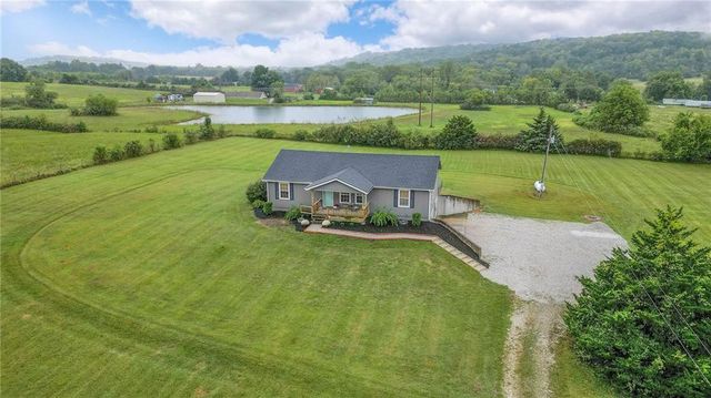 22457 Mitchel Road, Tonganoxie, KS 66086