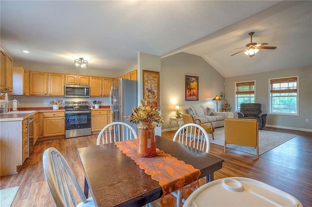 22457 Mitchel Road, Tonganoxie, KS 66086