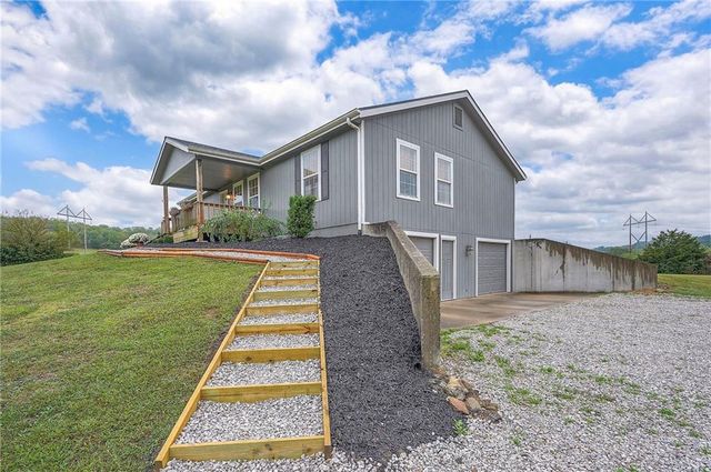 22457 Mitchel Road, Tonganoxie, KS 66086