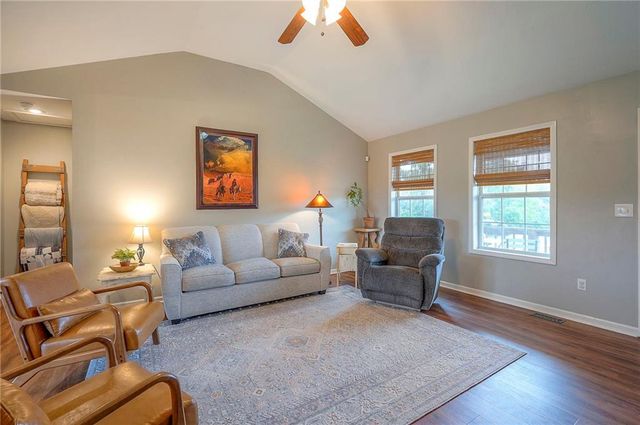 22457 Mitchel Road, Tonganoxie, KS 66086