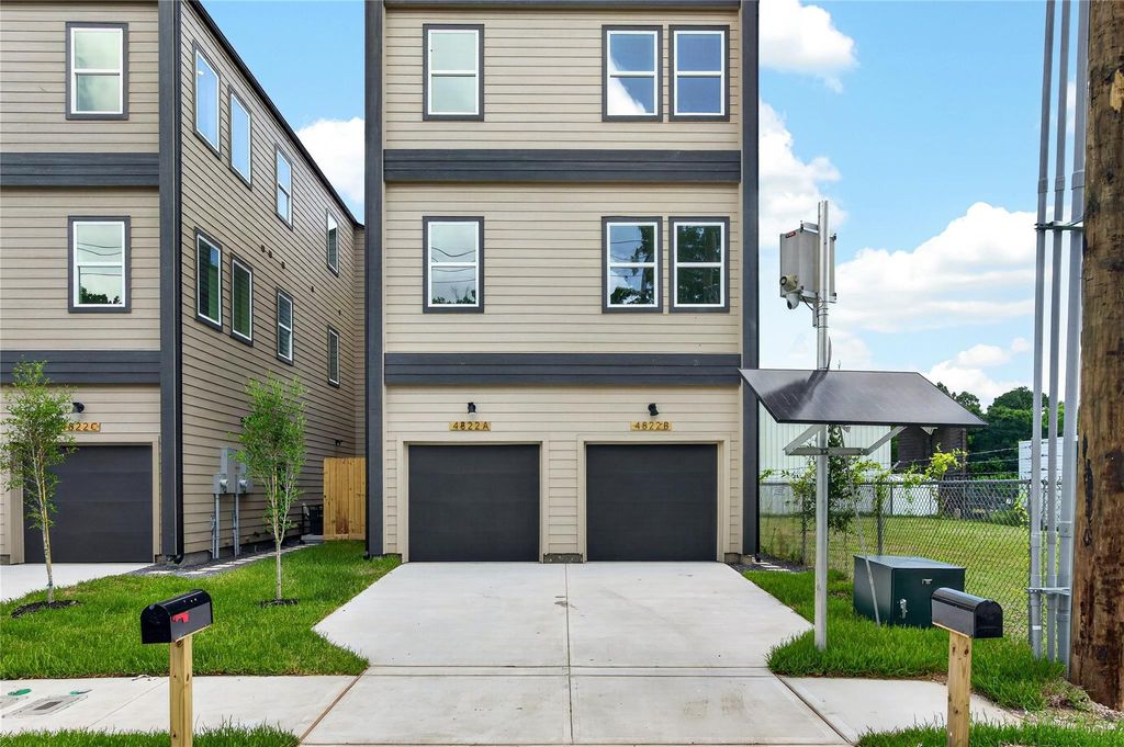 4822 Creekmont Drive B, Houston, TX 77091