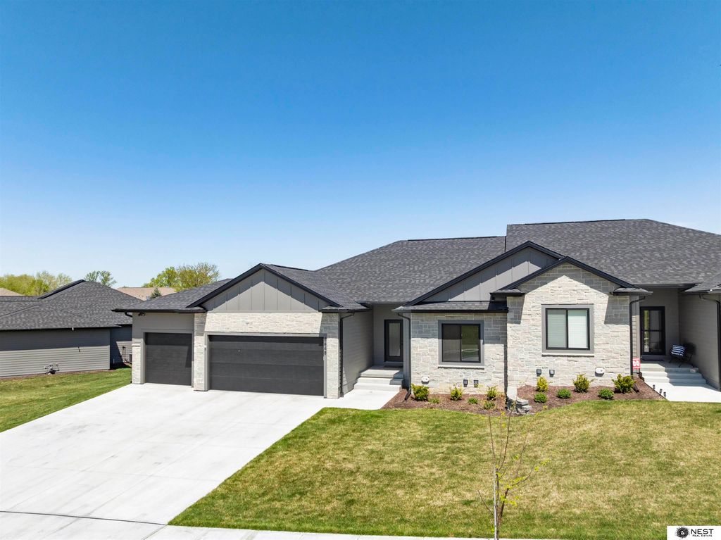 8848 Augusta Drive, Lincoln, NE 68526