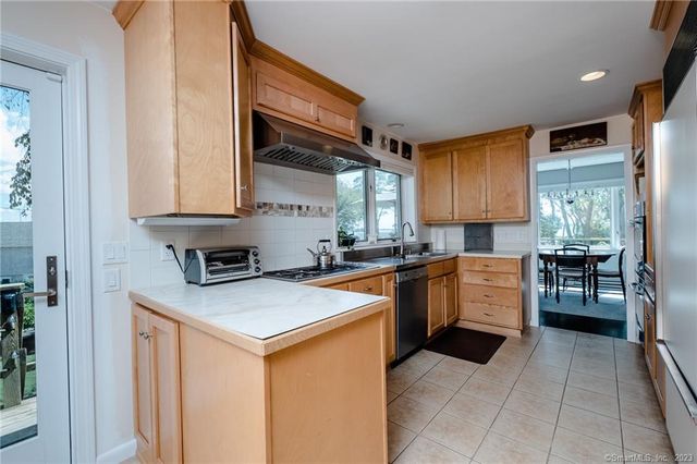 10 Morgan Point, Groton, CT 06340