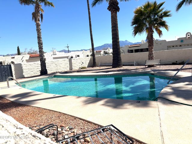 341 E Vía Terrenal, Green Valley, AZ 85614