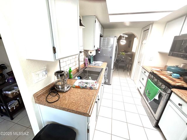 341 E Vía Terrenal, Green Valley, AZ 85614