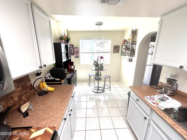 341 E Vía Terrenal, Green Valley, AZ 85614