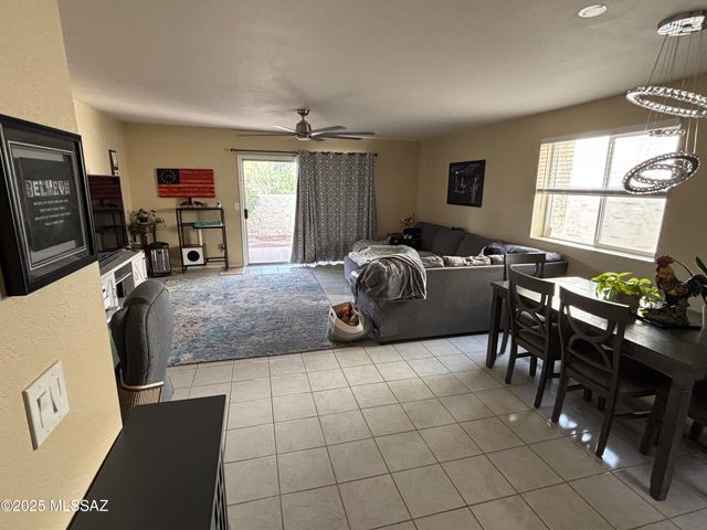 341 E Vía Terrenal, Green Valley, AZ 85614