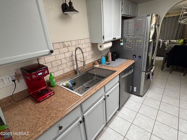 341 E Vía Terrenal, Green Valley, AZ 85614