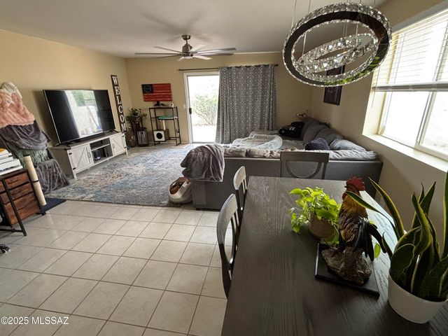 341 E Vía Terrenal, Green Valley, AZ 85614