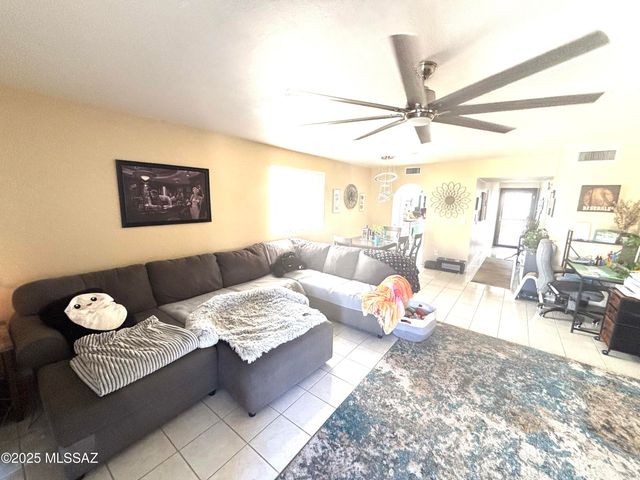 341 E Vía Terrenal, Green Valley, AZ 85614