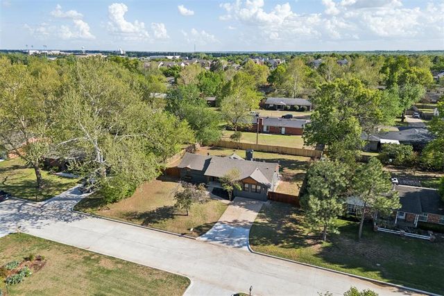 832 Oakbrook Drive, Norman, OK 73072