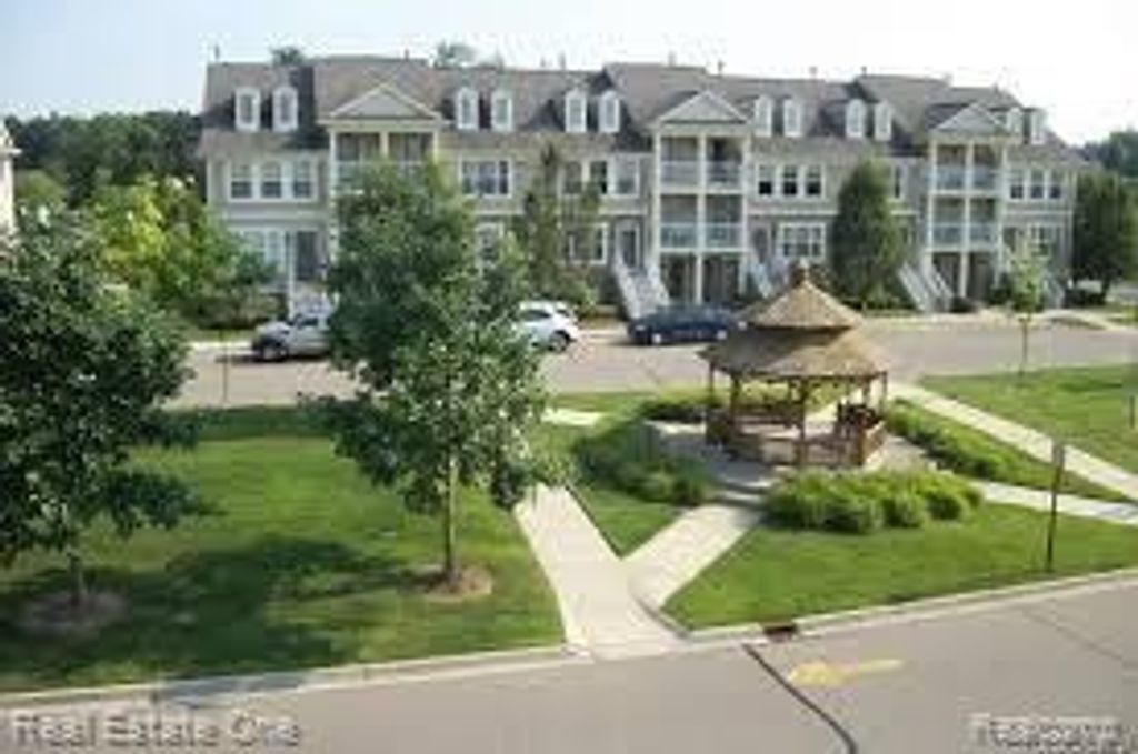 200 Park Green Drive 76, Lake Orion Village, MI 48362