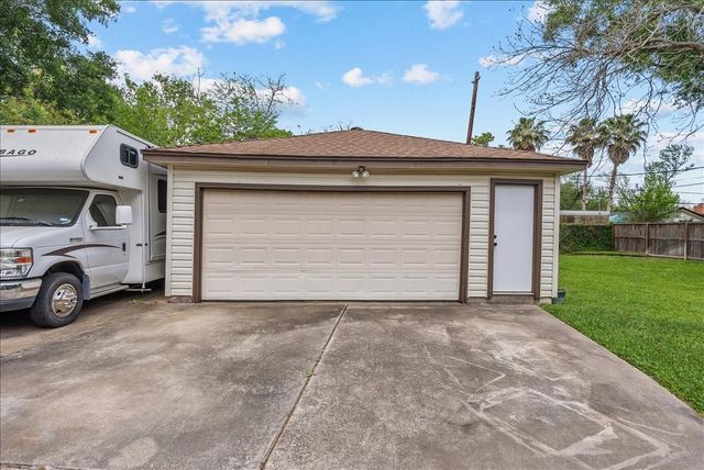 202 Harborcrest Drive, Seabrook, TX 77586