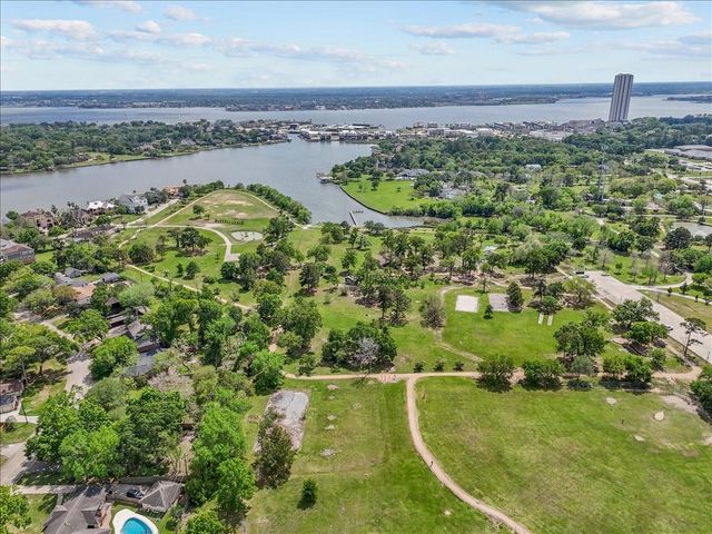 202 Harborcrest Drive, Seabrook, TX 77586