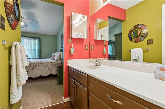 120 Gnarled Oak LN, Yorktown, VA 23692