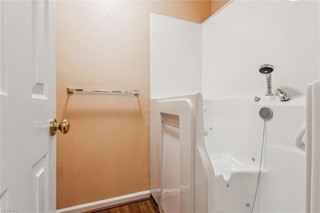 120 Gnarled Oak LN, Yorktown, VA 23692