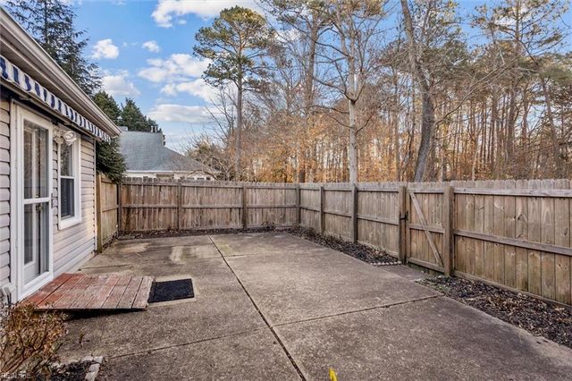 120 Gnarled Oak LN, Yorktown, VA 23692