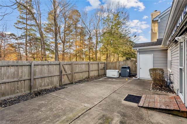 120 Gnarled Oak LN, Yorktown, VA 23692