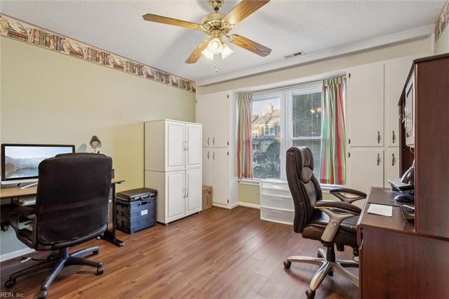 120 Gnarled Oak LN, Yorktown, VA 23692