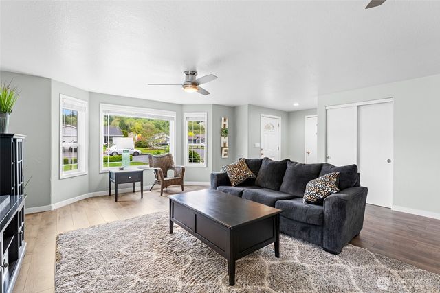 105 Wilshire Way, Kelso, WA 98626