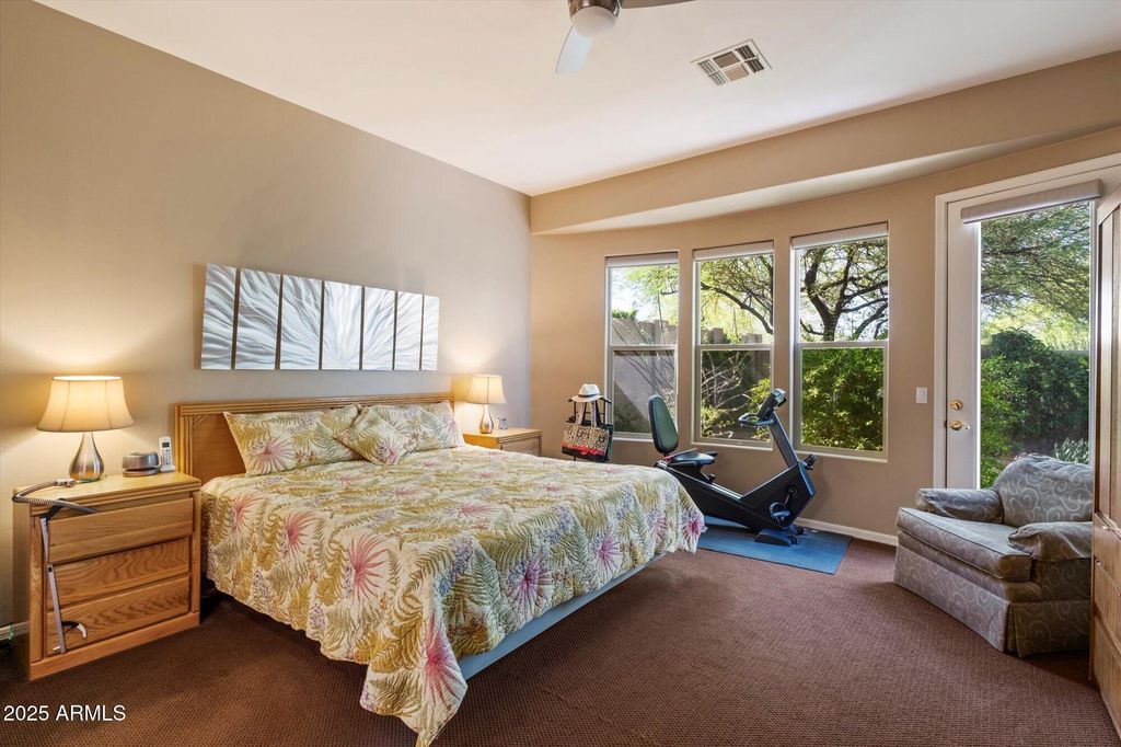 Image 10 of property listing at 7291 E EAGLE FEATHER Road, Scottsdale, AZ 85266