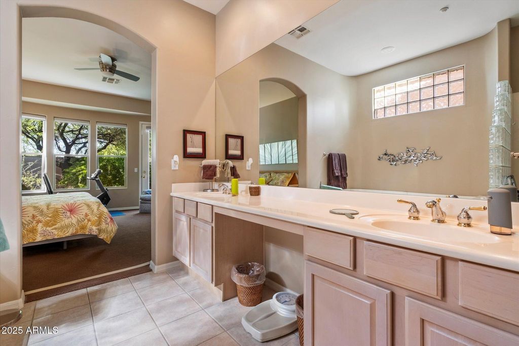 Image 12 of property listing at 7291 E EAGLE FEATHER Road, Scottsdale, AZ 85266