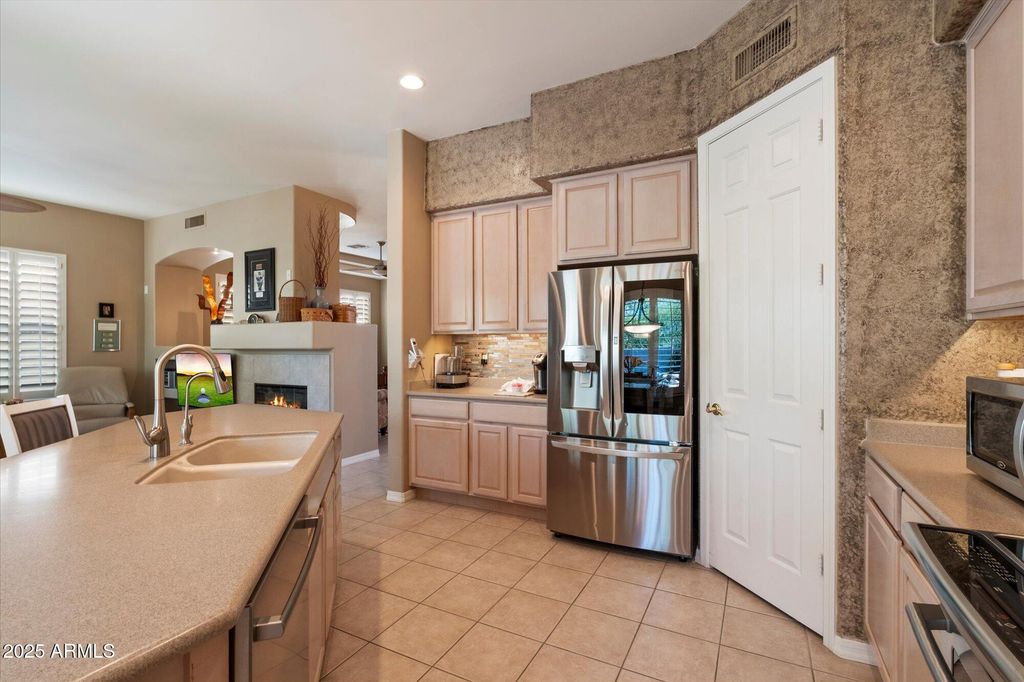 Image 21 of property listing at 7291 E EAGLE FEATHER Road, Scottsdale, AZ 85266