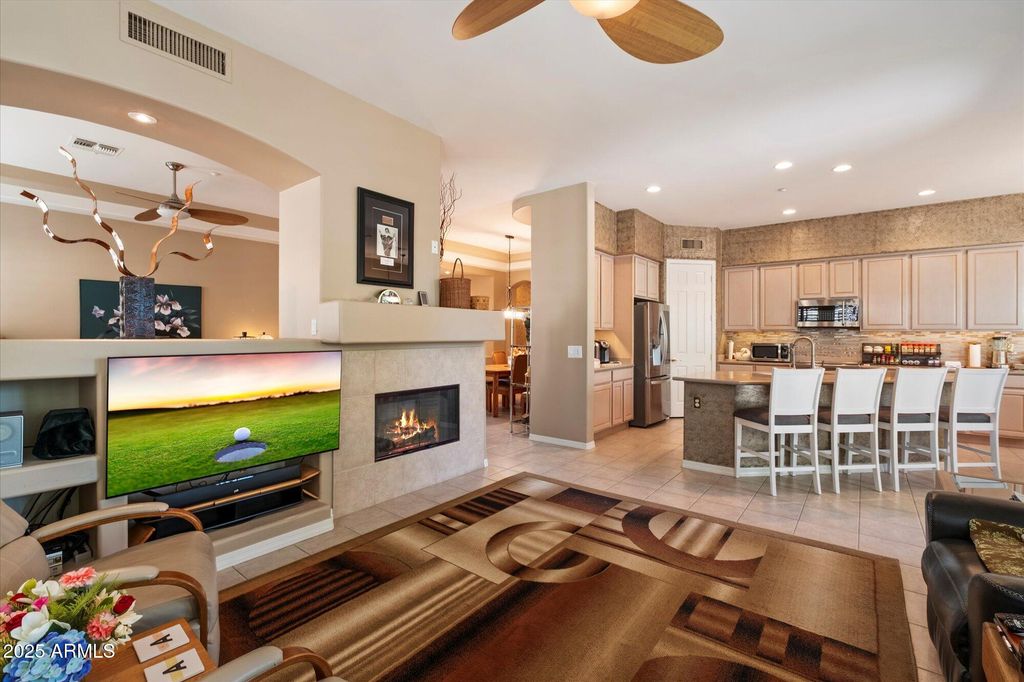 Image 9 of property listing at 7291 E EAGLE FEATHER Road, Scottsdale, AZ 85266