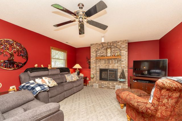 1209 Sunflower Circle S, Shakopee, MN 55379