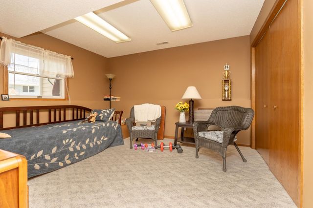 1209 Sunflower Circle S, Shakopee, MN 55379