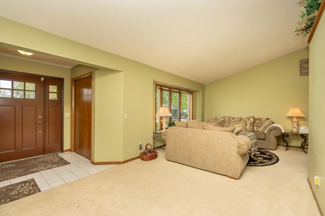 1209 Sunflower Circle S, Shakopee, MN 55379